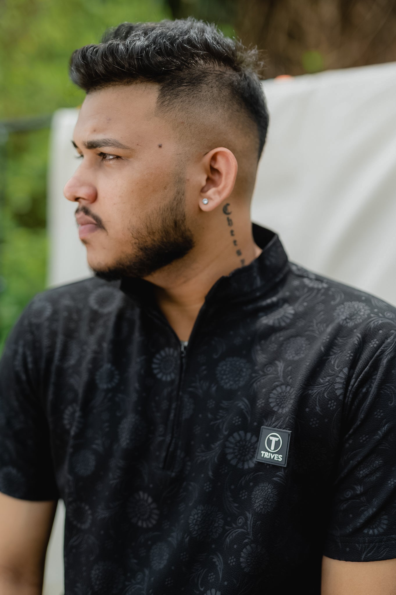 TRIVES_Floral_High-neck_Zipper_T-shirt_-_Men_closeup