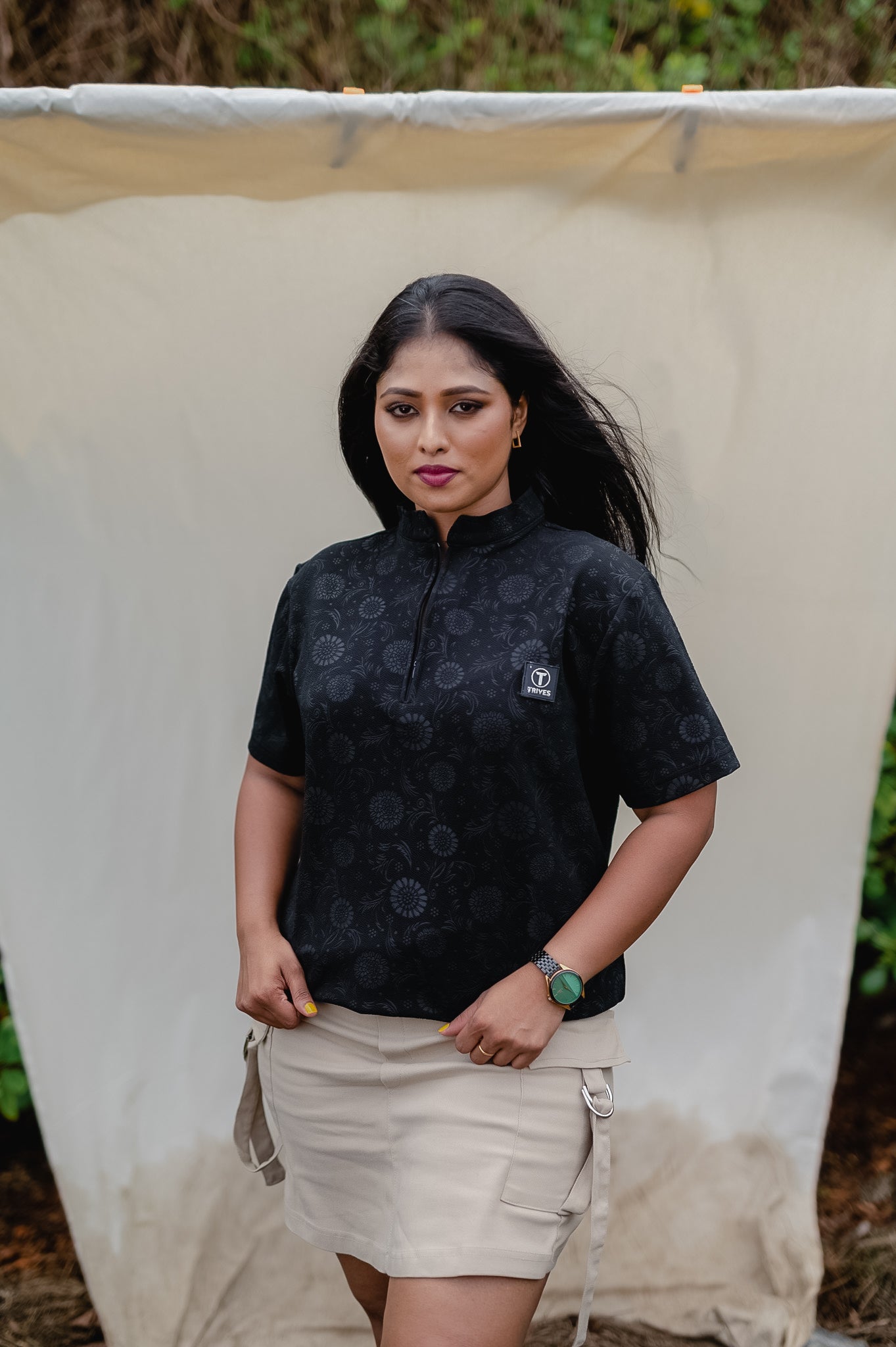 TRIVES Floral High-neck Zipper T-shirt - Girl Wearing Front Look